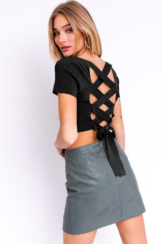 LE LIS | Short Sleeve Criss Cross Back Knit Top