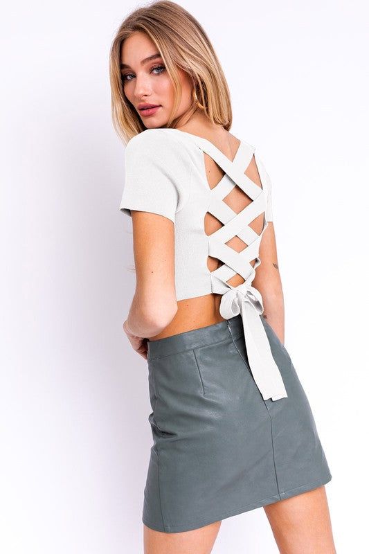 LE LIS | Short Sleeve Criss Cross Back Knit Top